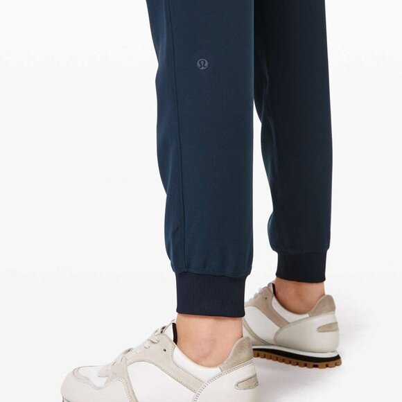 Lululemon On The Fly Jogger in True Navy Blue, size 4 - Picture 3 of 11